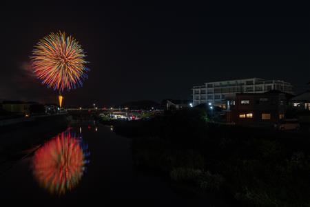 川に映る花火