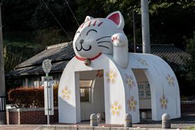 @suepon_yuno「猫のバス停バス待ち犬」猫塚公園前バス停（山口）