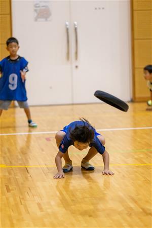 ドッヂビー大会、ディスクを避ける男児